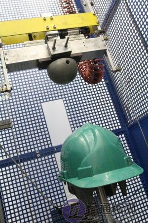 頭盔沖擊測試.jpg 頭盔沖擊測試.jpg